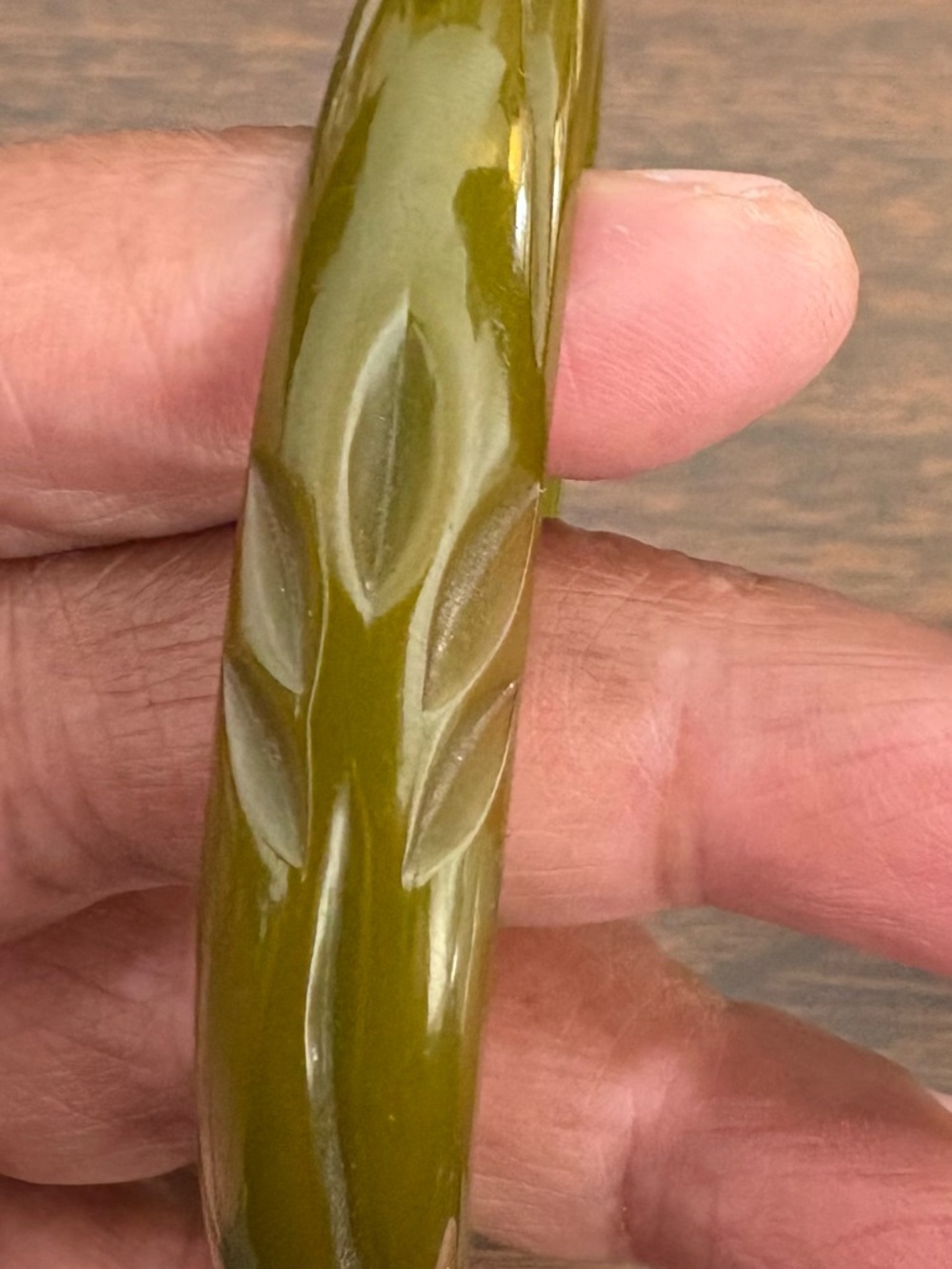 Vintage Green Carved Bakelite Bangle Bracelet and Brooch 1930’s - Picture 6 of 7